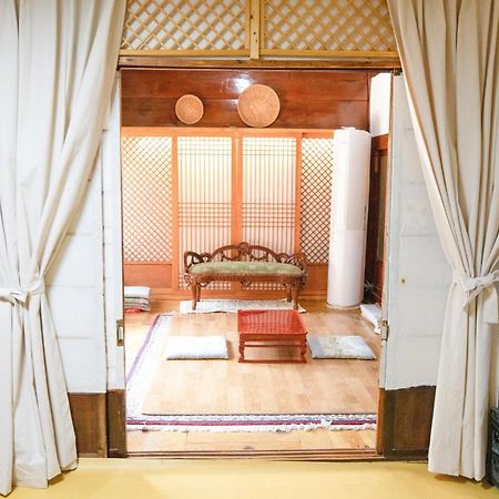 Dongmyo Hanok Sihwadang - Private Korean Style House In The City Center With A Beautiful Garden โซล ภายนอก รูปภาพ