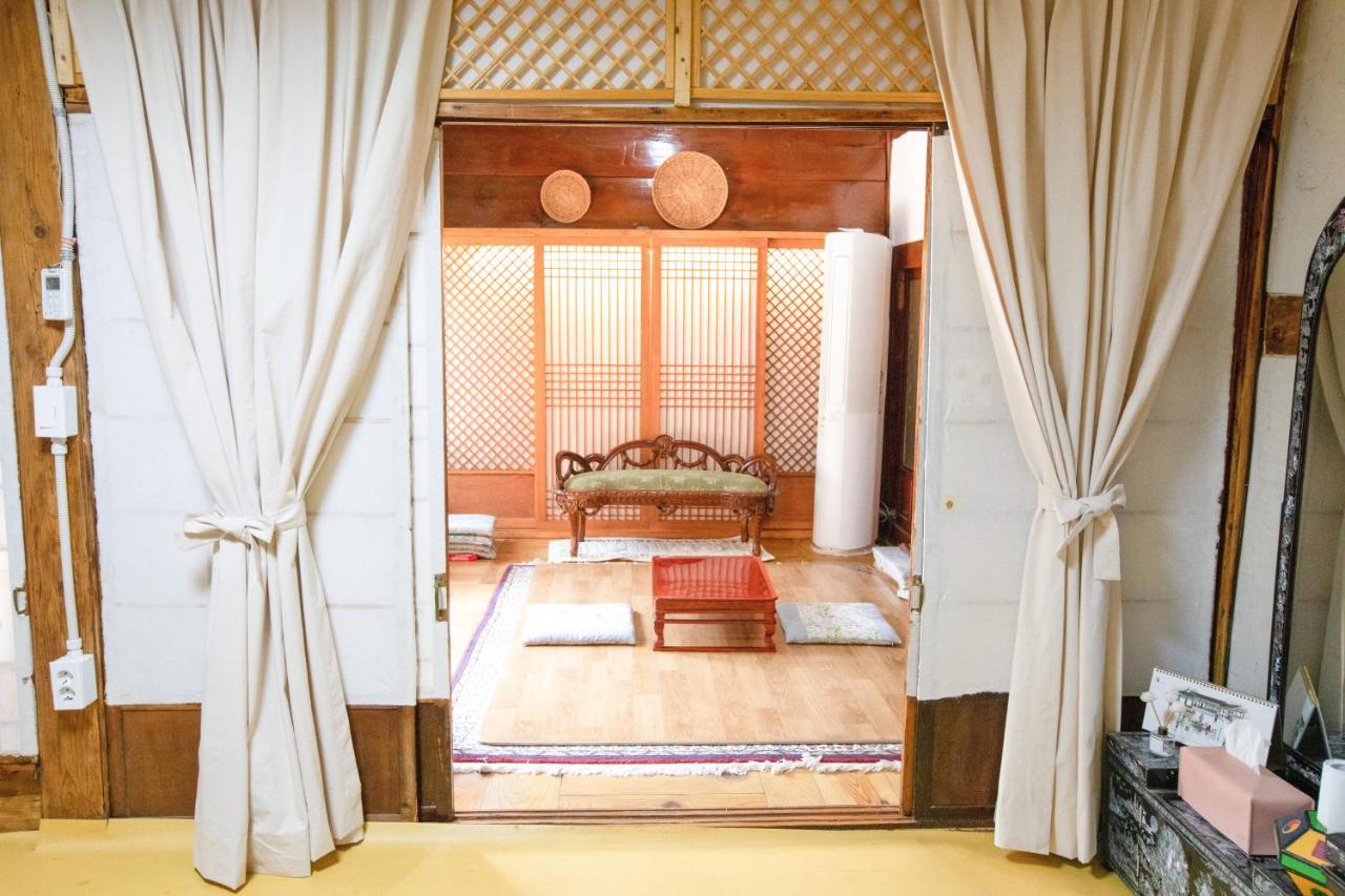 Dongmyo Hanok Sihwadang - Private Korean Style House In The City Center With A Beautiful Garden โซล ภายนอก รูปภาพ