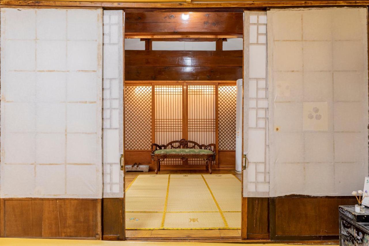 Dongmyo Hanok Sihwadang - Private Korean Style House In The City Center With A Beautiful Garden โซล ภายนอก รูปภาพ